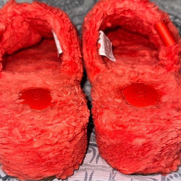 NWOB UGG Fuzz Sugar Clog Size 8 Red Fluffy Sheepskin Furry Slide On 1130950 - Picture 4 of 4